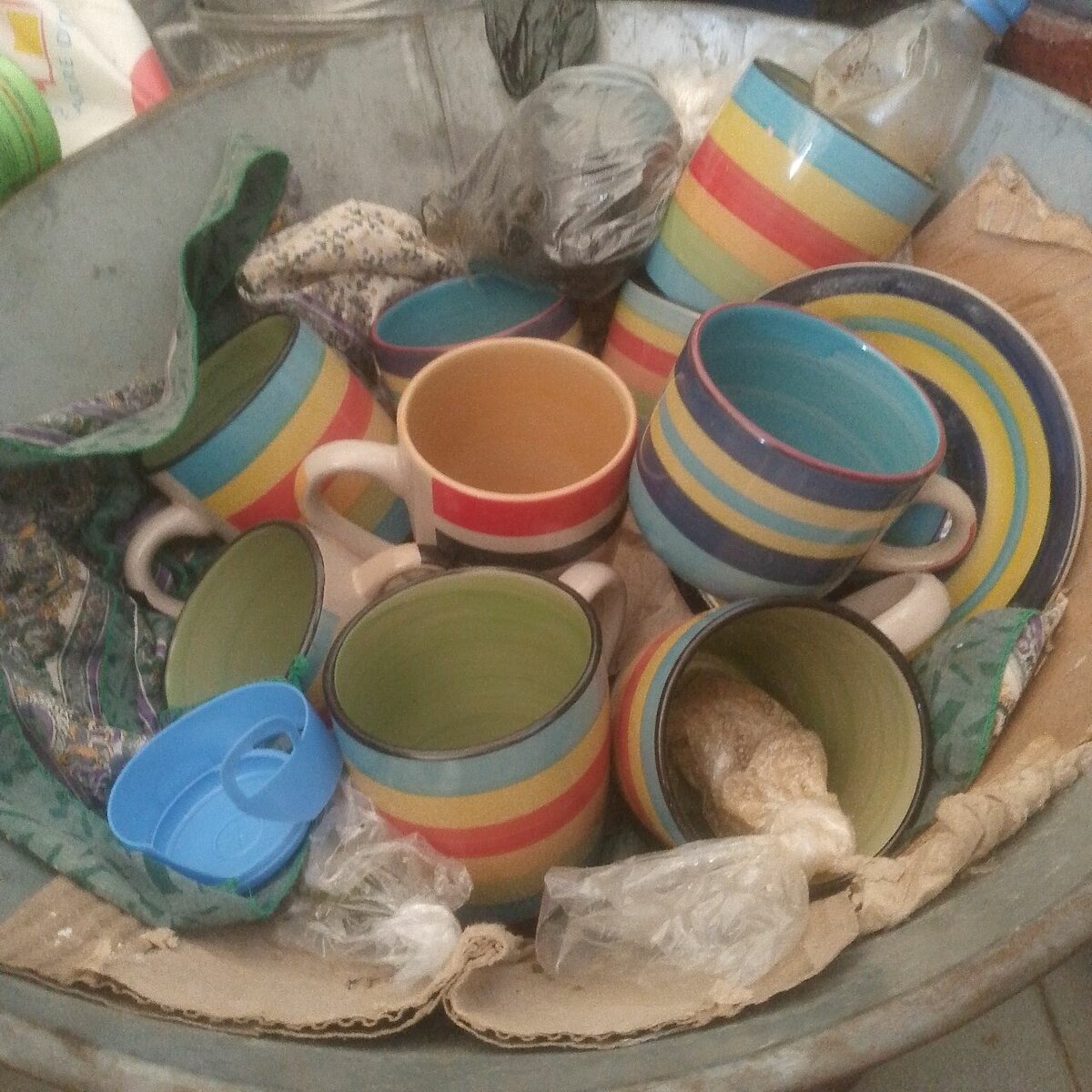 Tasses en céramique rayées