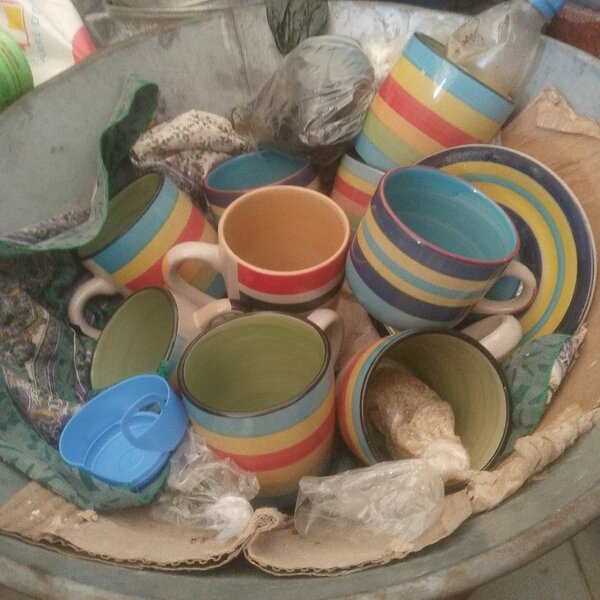 Tasses en céramique rayées