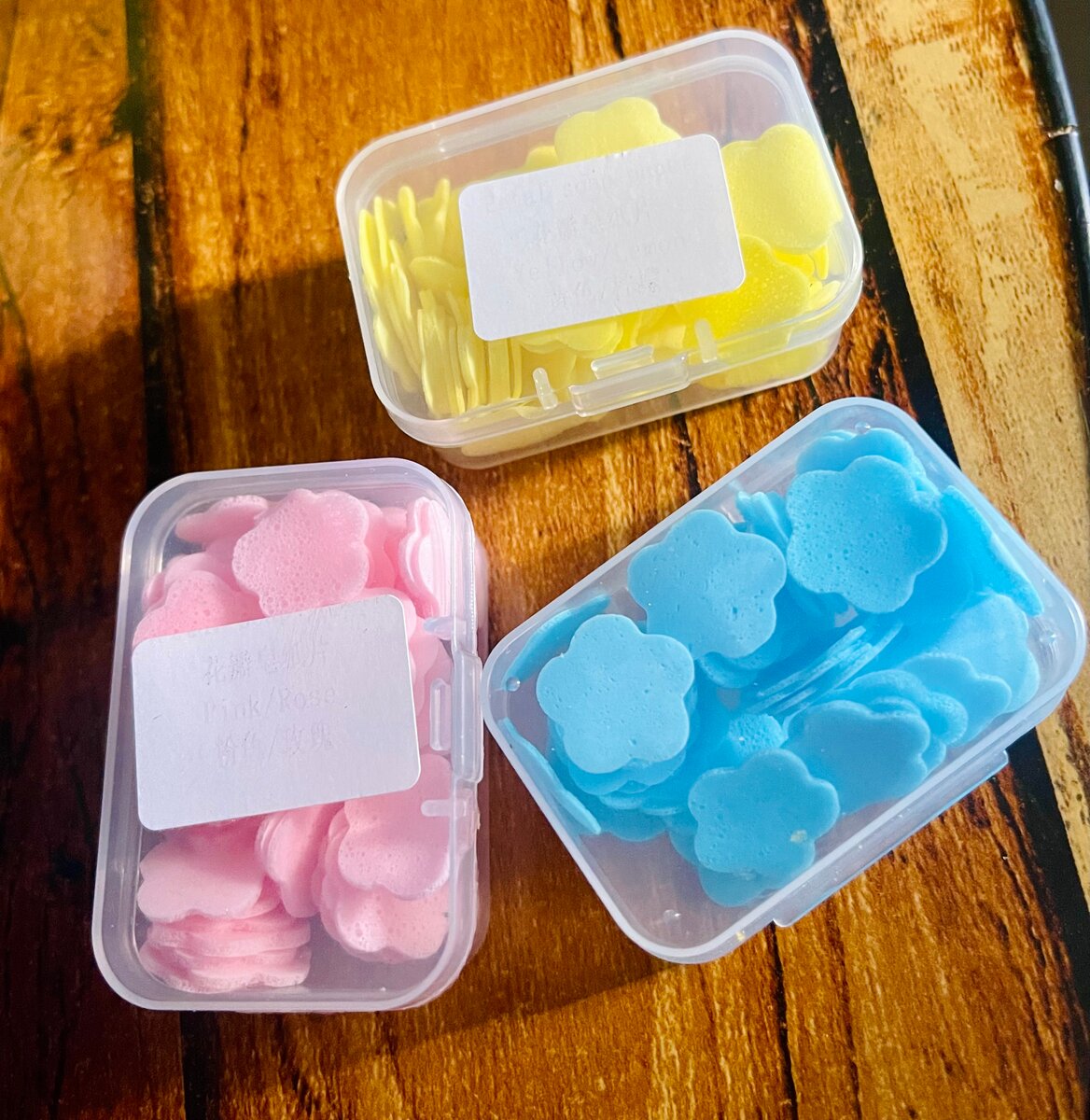 Pétales de savon colorés