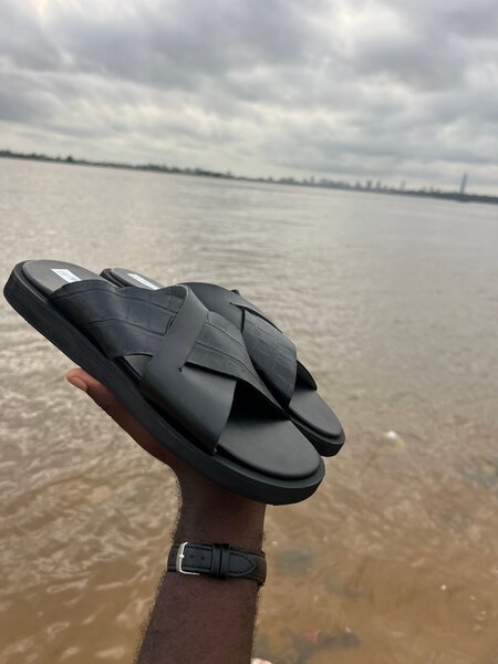 Tongs en cuir noir élégantes