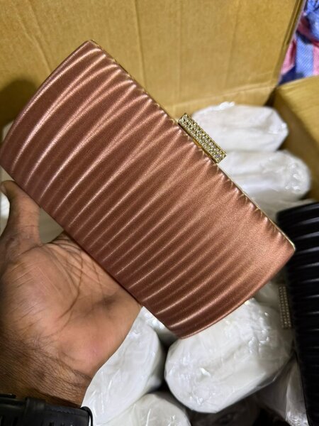 Clutch élégant ondulé