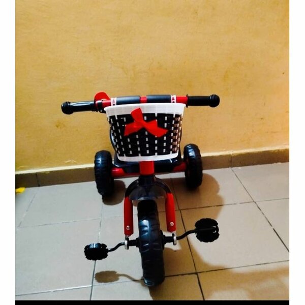 Tricycle rouge pour enfants avec panier