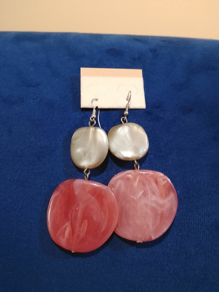 Boucles d'oreilles pendantes en résine rose