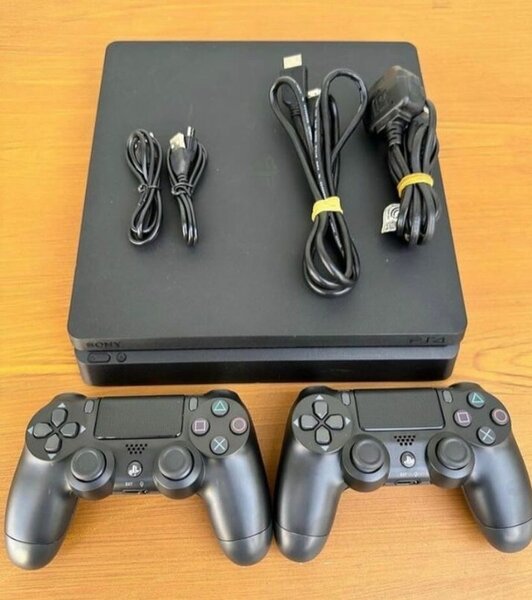 Console Sony PS4 avec 2 manettes