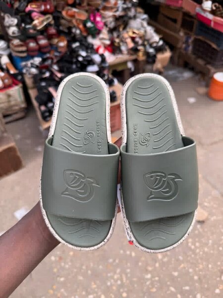 Sandales en caoutchouc vert olive pour homme