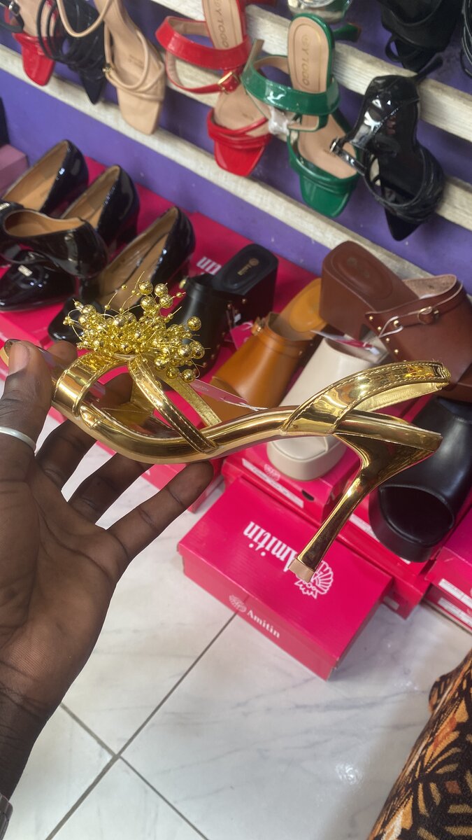 Sandales dorées à talons hauts