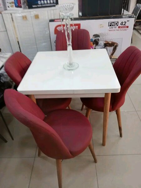 Table à manger blanche avec 4 chaises rouges