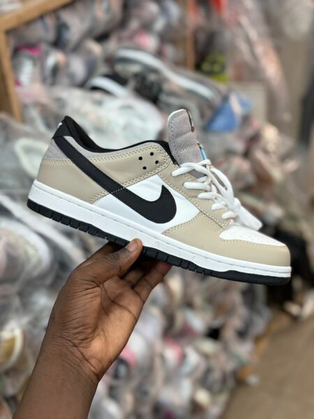 Chaussures Nike SB dunk low beige