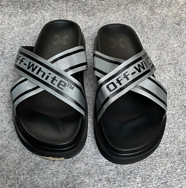 Claquettes de marque tendance