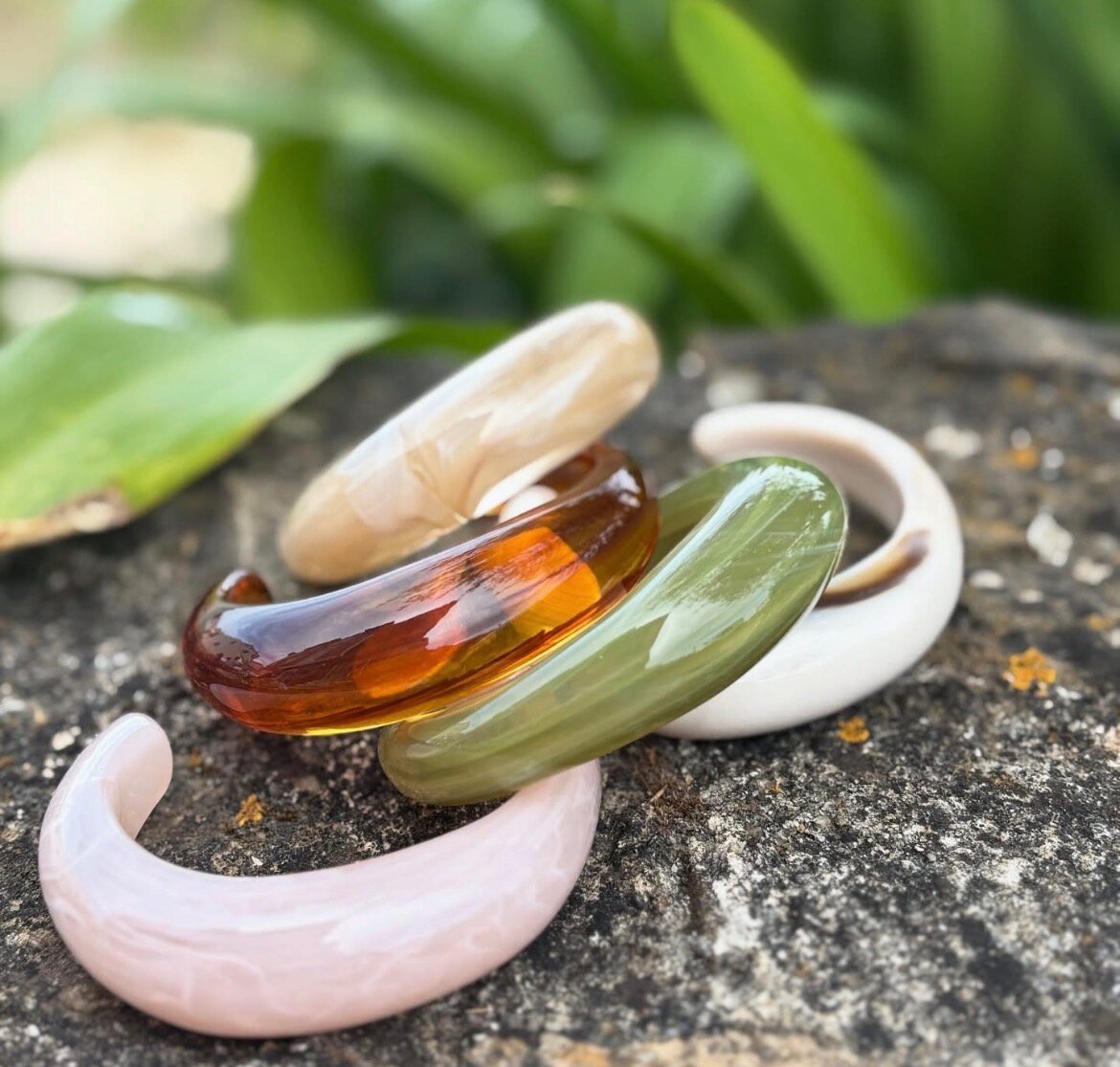 Bracelets en résine colorée