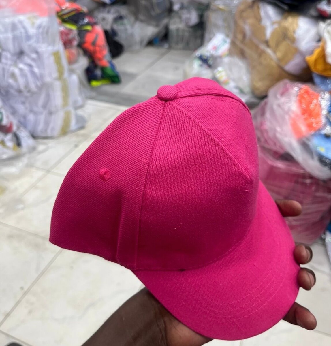 T-shirts colorés et casquette