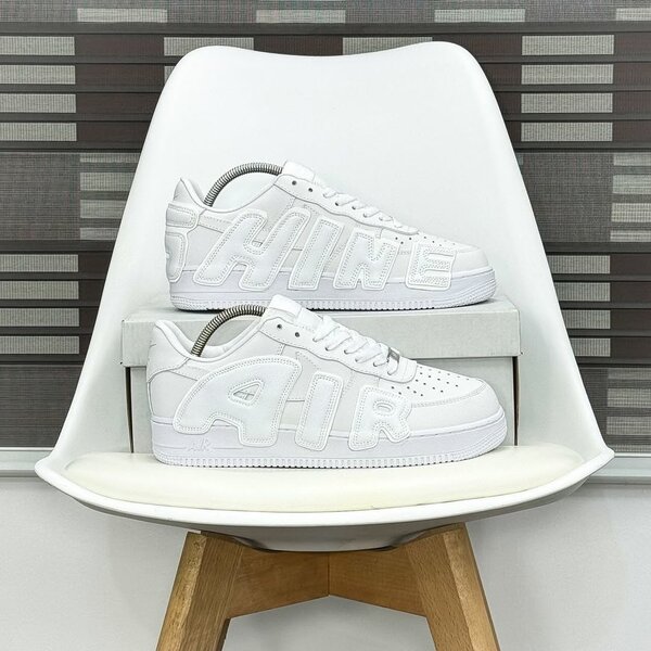 Baskets blanches en relief