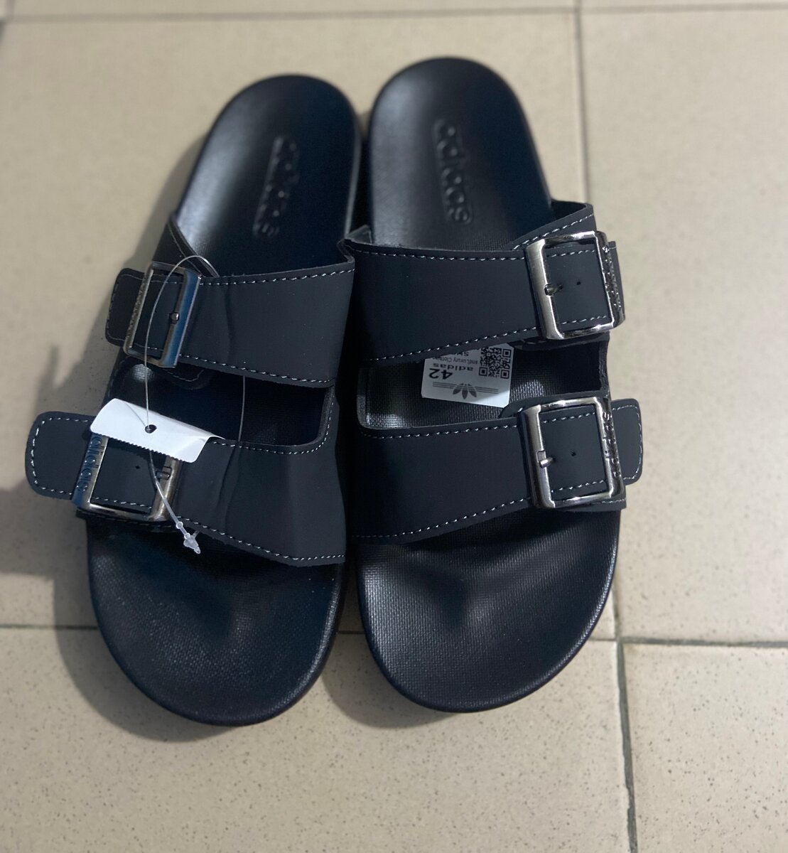 Sandales plates à deux brides