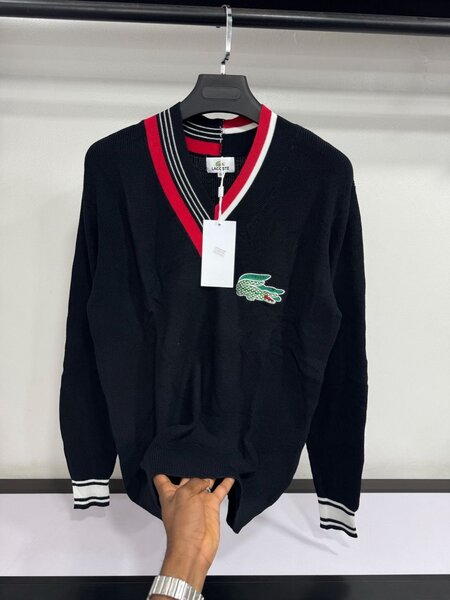 Pull col V noir élégant