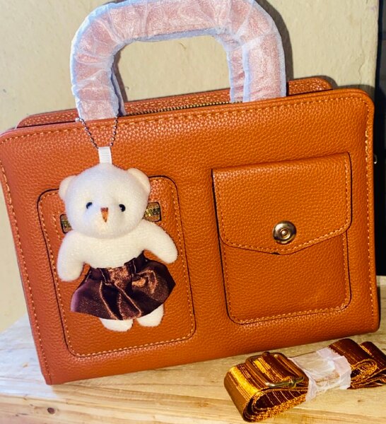 Sac à main en cuir avec ours