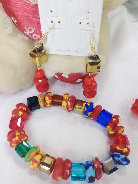 Parure de bijoux colorée en perles