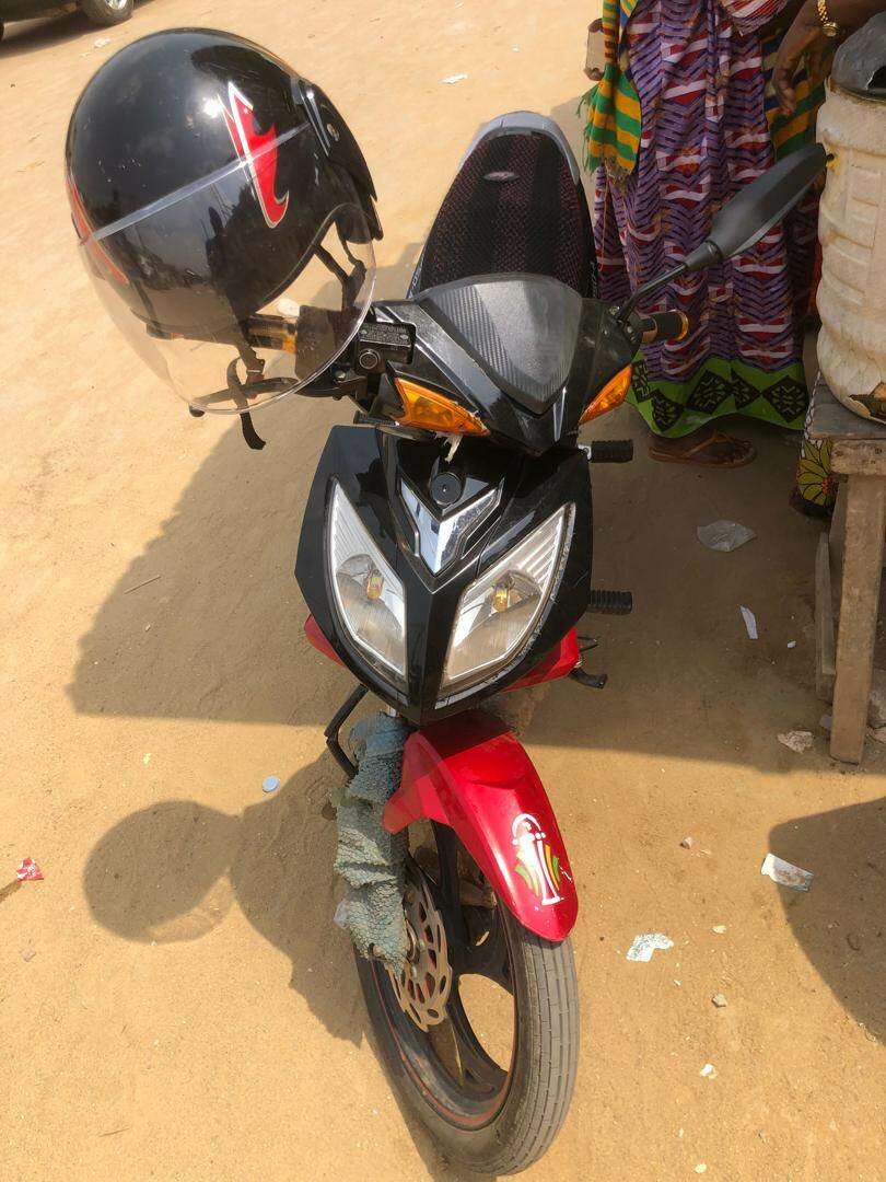 Moto rouge et noir en vente