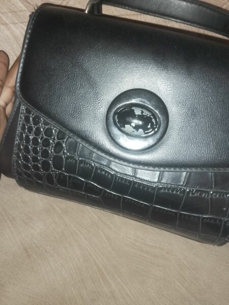 Sac à main en cuir noir pour femme