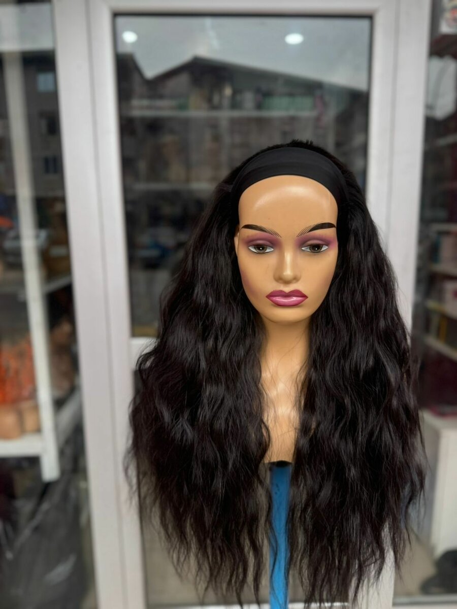 Perruque noire ondulée avec bandeau