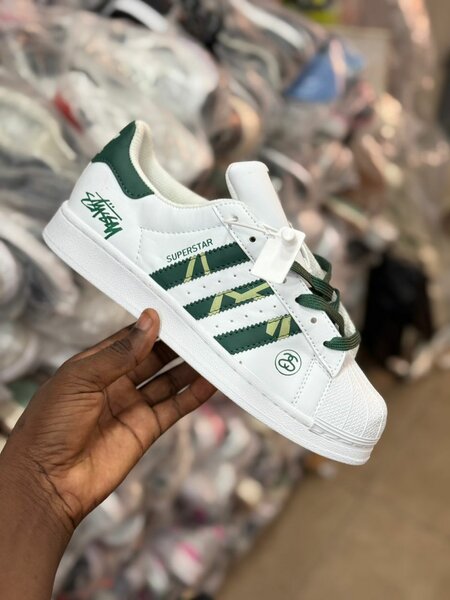 Chaussures Superstar Adidas blanches et vertes