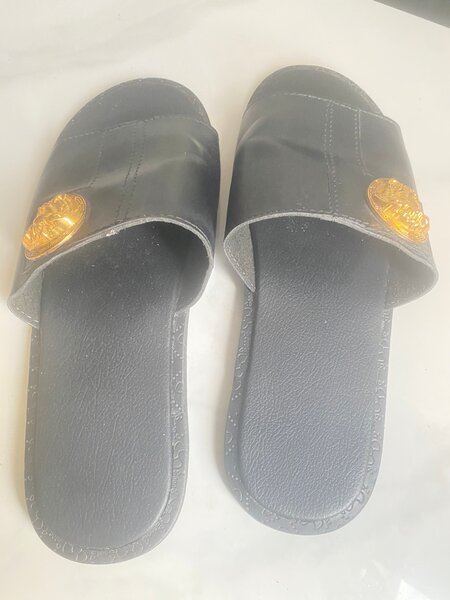 Claquettes noires élégantes