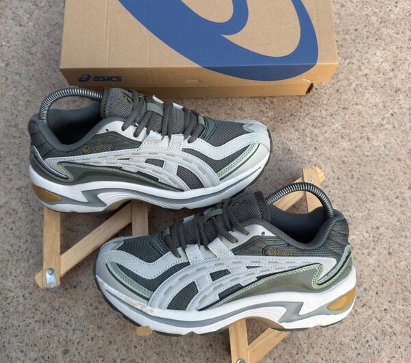 Baskets ASICS gris et blanc