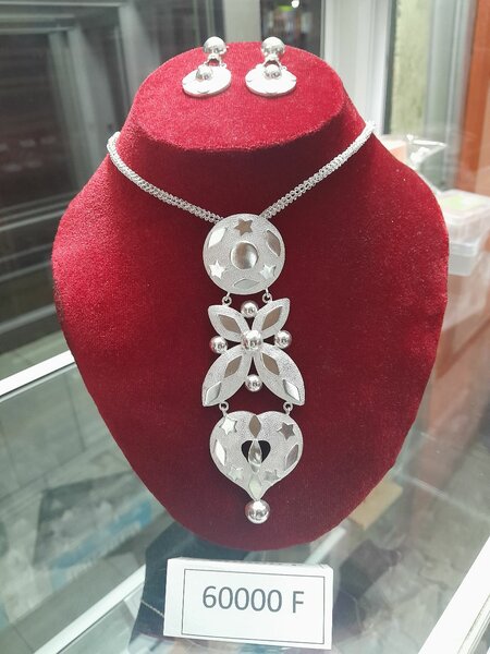 Parure bijoux élégante