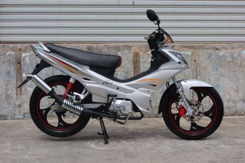 Moto argenté léger et élégant