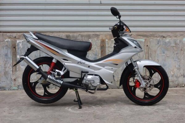 Moto argenté léger et élégant