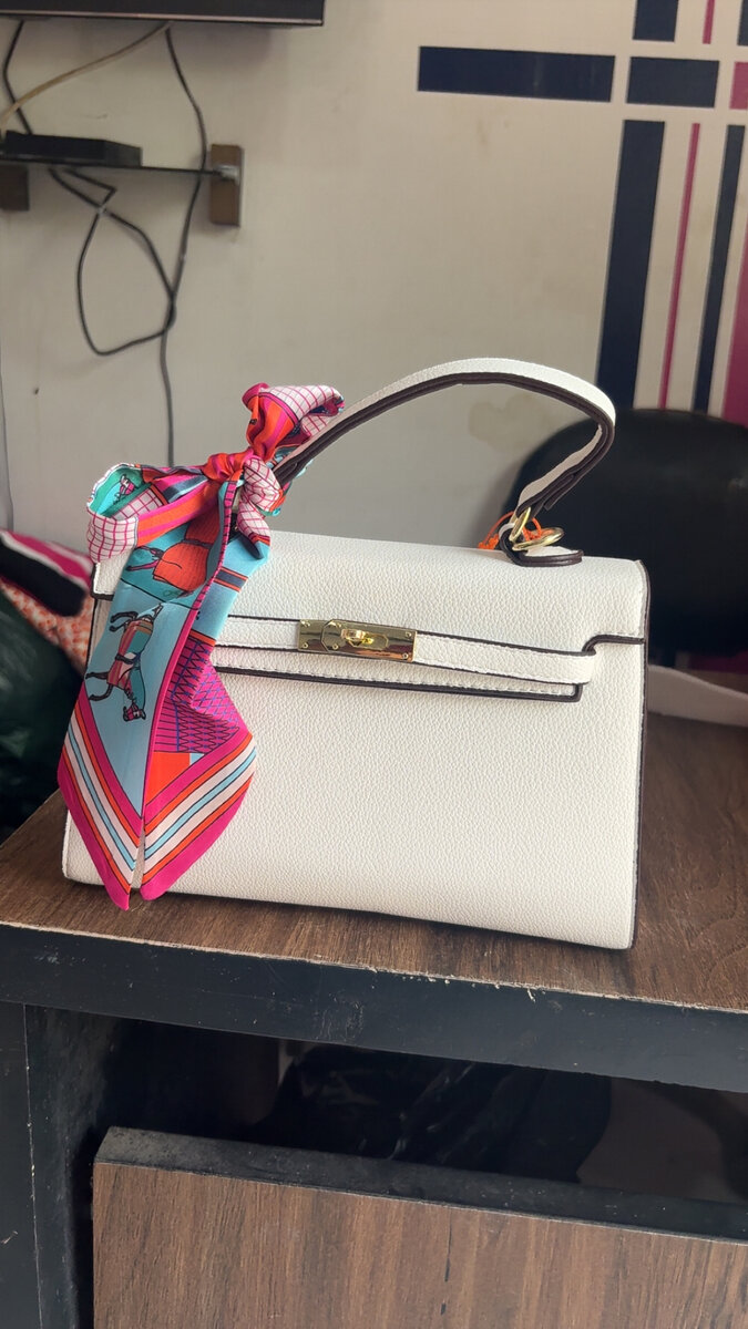 Sac à main blanc en cuir avec poignée