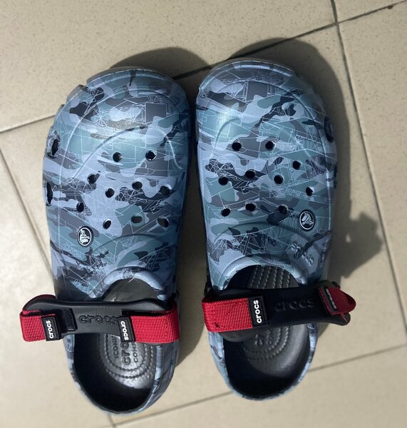 Crocs bleu camouflage avec bandes rouges