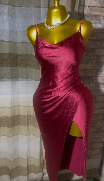 Robe en satin rouge élégante