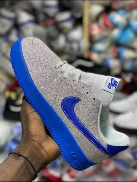 Baskets argentées et bleues