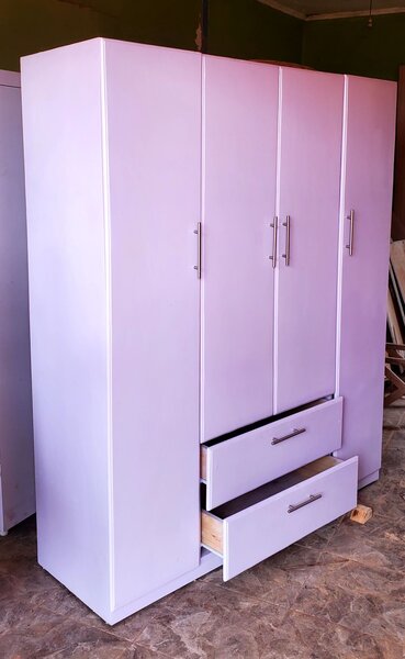 Armoire à portes battantes