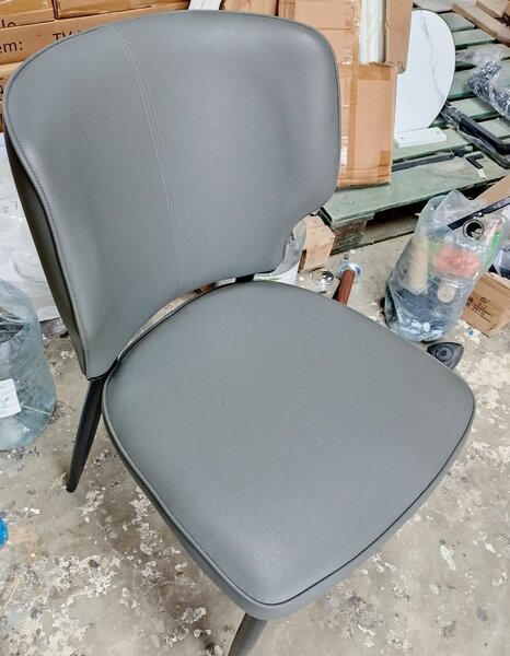 Chaise moderne en cuir gris