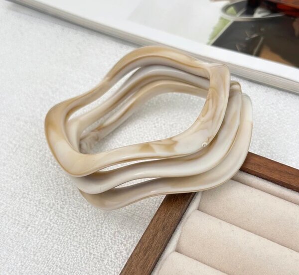 Bracelets en résine colorée