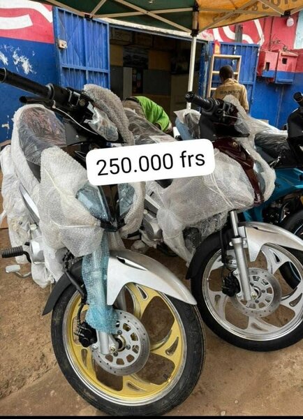 Moto neu sous housse