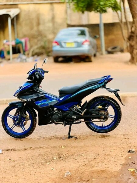 Moto sportive Yamaha bleue