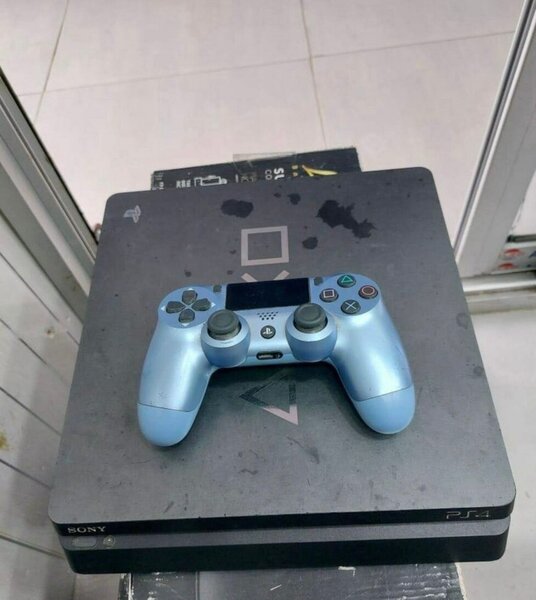 Console Sony PlayStation 4 avec manette