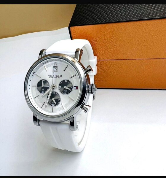 Montre chronographe blanc élégant
