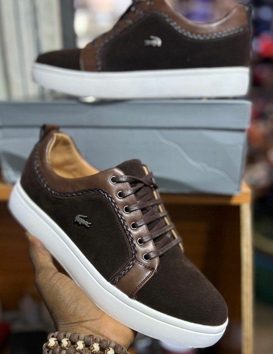 Mocassins en velours et baskets urbaines