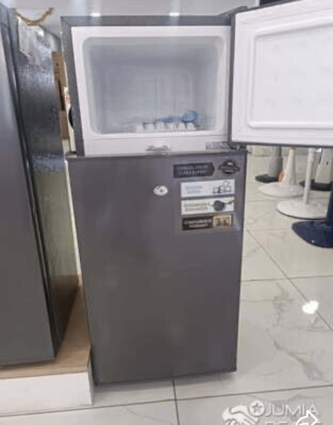 Mini réfrigérateur compact gris