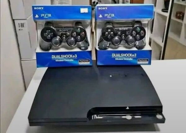 Console Sony PS3 avec manettes