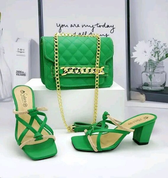 Sandales à talons hauts et sacs à main