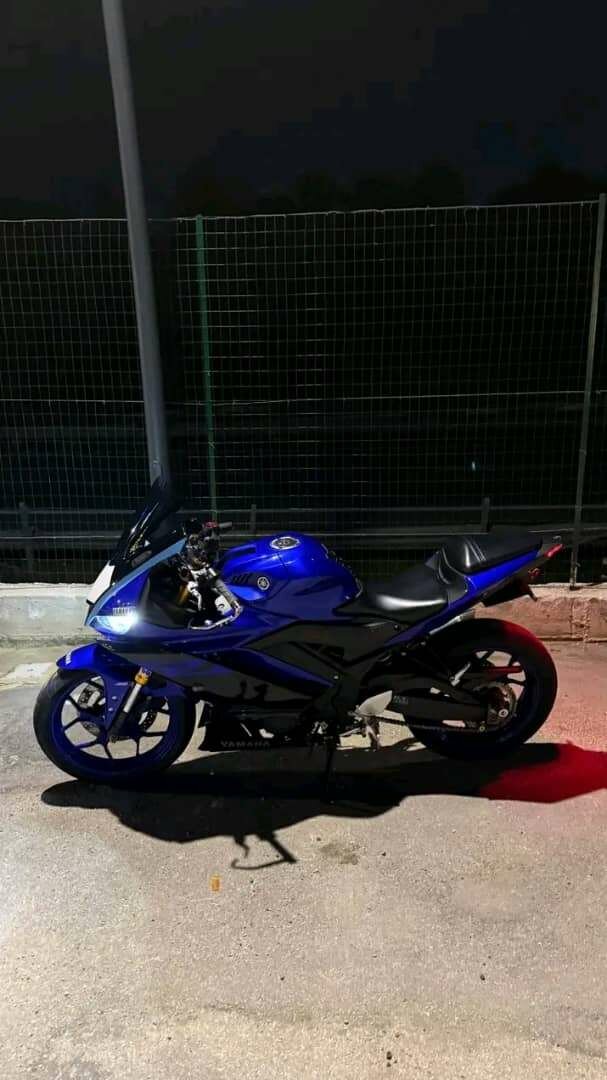 Moto sportive Yamaha bleue