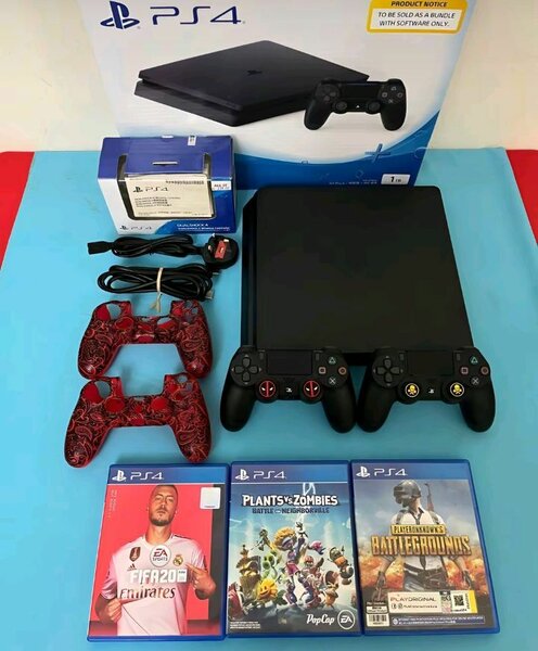 Console Sony PS4 Slim avec 3 jeux et 2 manettes