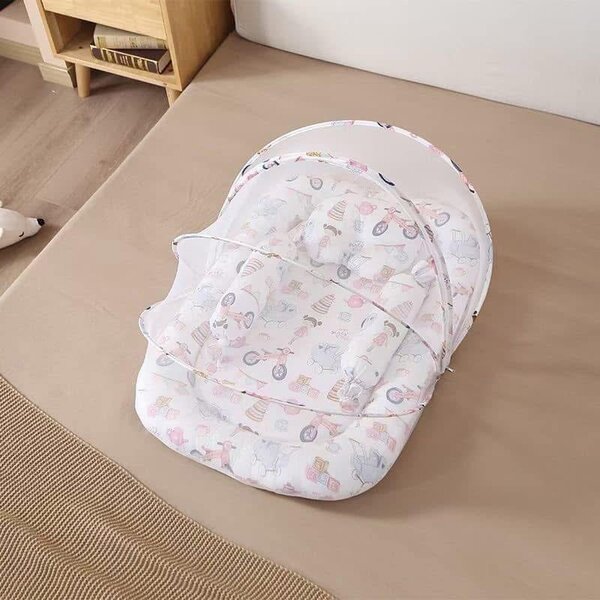 Lit bébé avec moustiquaire