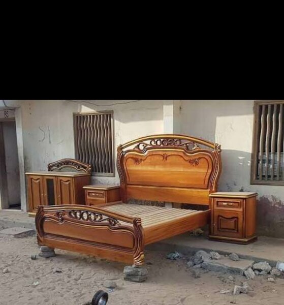 Lit en bois sculpté avec chevets