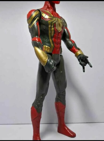 Figurine de super-héros en costume rouge et doré