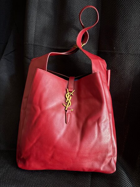 Sac à main en cuir rouge YSL